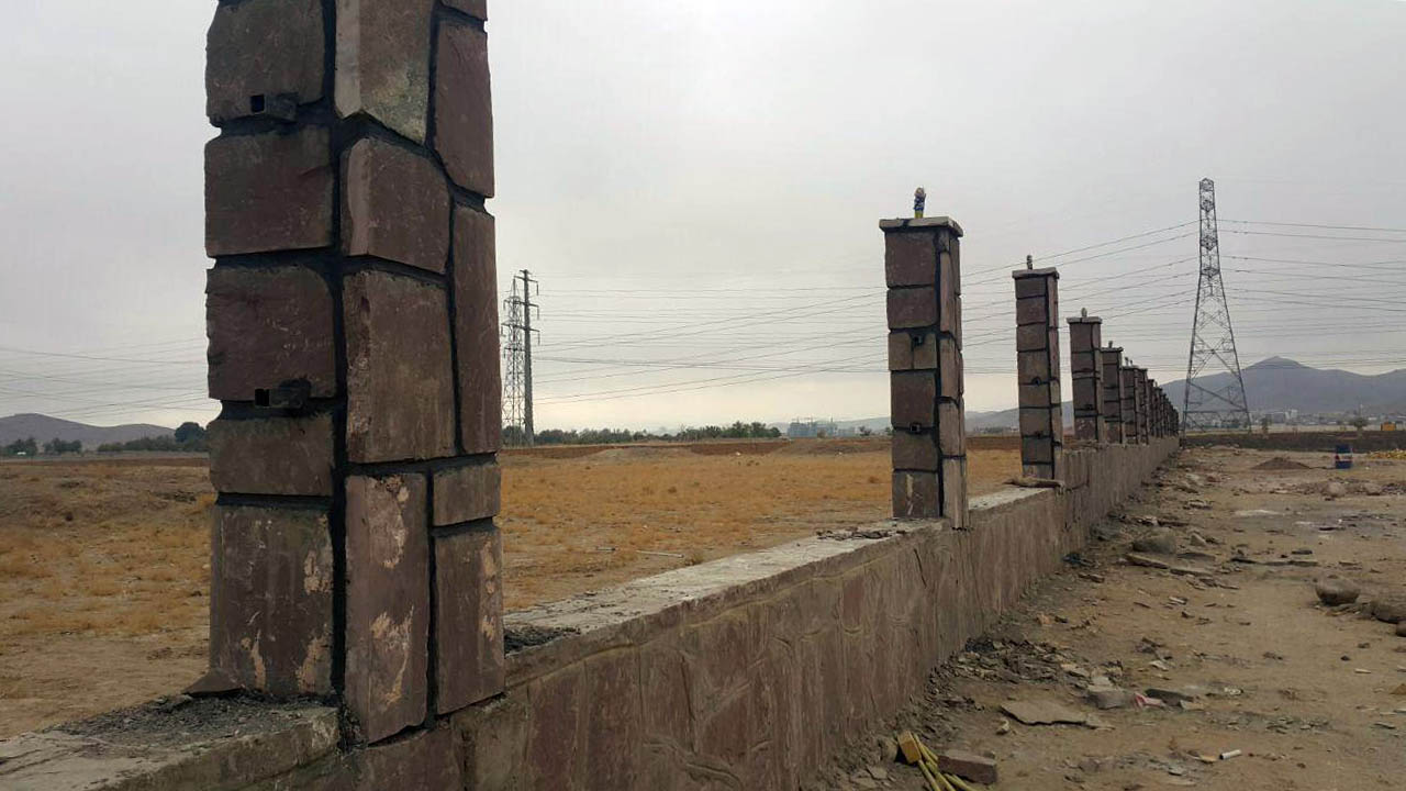تکمیل پایه های سنگی عملیات دیوارکشی در اراضی متعلق به شرکت واقع در صفی آباد – 95/7/28