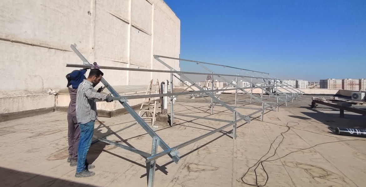 آغاز پروژه احداث پنل های خورشیدی بر روی بام ساختمان مرکزی شرکت با ظرفیت 40 کیلو وات: